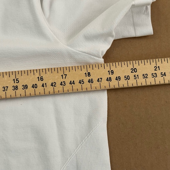 Fabletics Size L Feather Tech+ Short-Sleeve Top - Picture 7 of 9